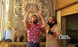 مشهد من مسرحية "كل عار وأنتم بخير" بدمشق - 28 من أيار 2025 (عنب بلدي/ أمير حقوق)