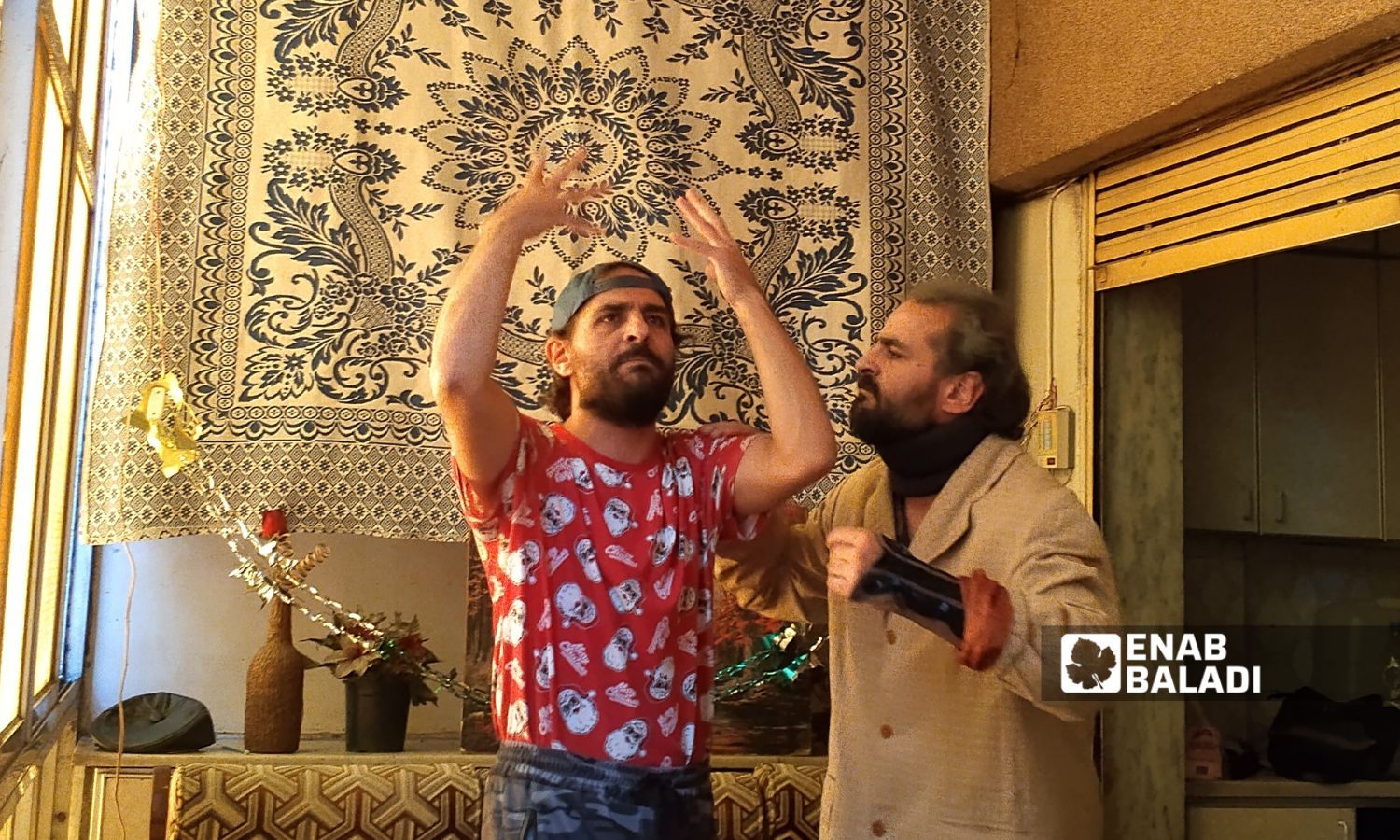 مشهد من مسرحية "كل عار وأنتم بخير" بدمشق - 28 من أيار 2025 (عنب بلدي/ أمير حقوق)
