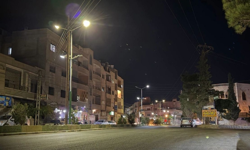 يظهر أحد شوارع مدينة يبرود مضيئًا بعد تزويده بالإنارة ضمن حملة "لنترك أثرًا" لإنارة شوارع محافظة ريف دمشق - 10 أيلول 2026 (مديرية إعلام ريف دمشق)